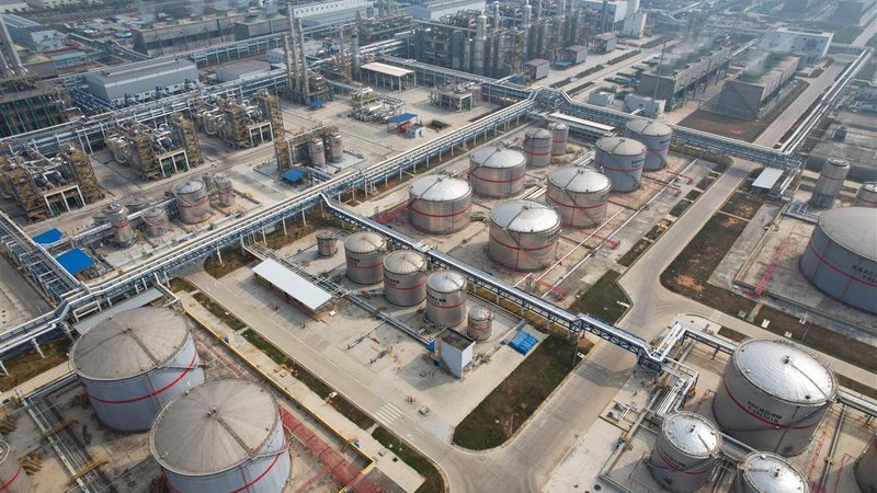 防水胶粘剂涂刷厚度如何确定？关键因素解析
